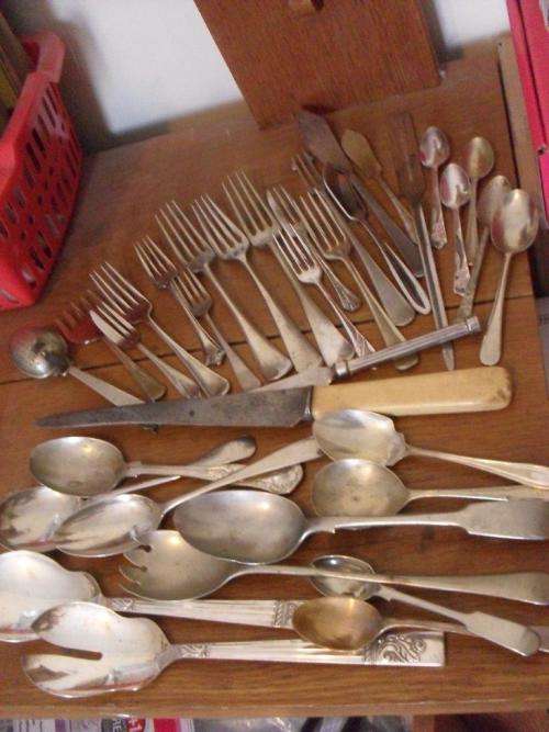 35 VARIOUS VINTAGE KNIVES/SPOONS/FORKS EPNS N/S ETC ETC ETC