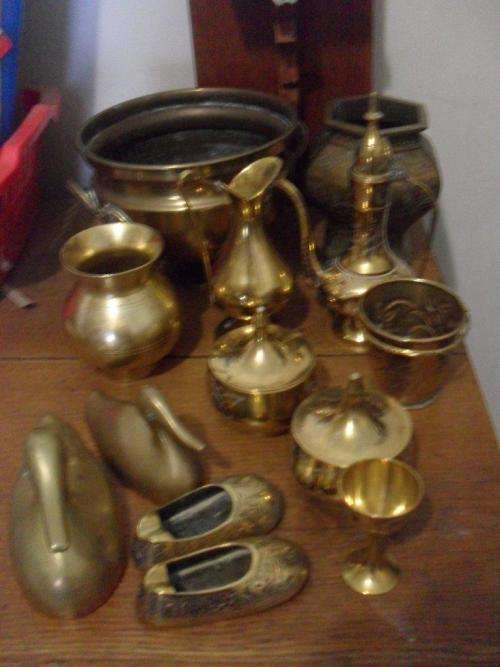 A LOVELY COLLECTION OF BRASS ITEMS