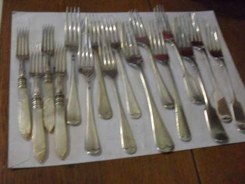 A COLLECTION OF VINTAGE MOP/FIDDLE PATTERN FORKS ETC ETC