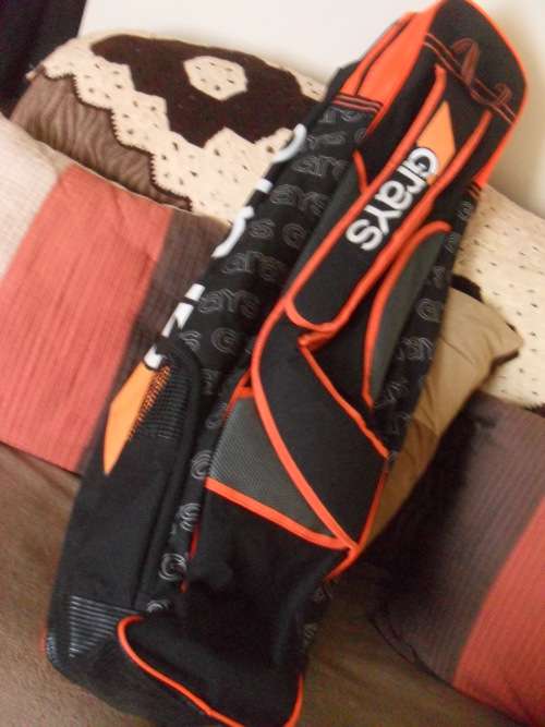 JOBLOT MENS HOCKEY BAG/SHIN GUARDS/BOOTS/GLOVE /BALL STICKS