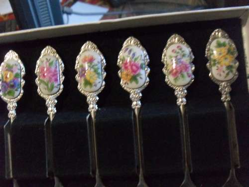 A SET OF 6  PRETTY ENAMELED FLOWER TOPS TEASPOONS