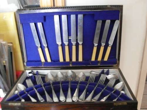 VINTAGE.....STUNNING LINED WOODEN CANTEEN  WITH CUTLERY