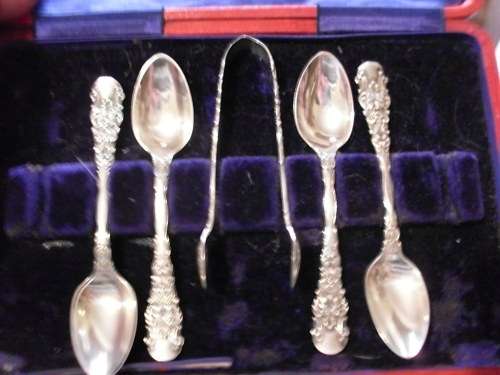 BOXED SET OF 4 HALLMARKED SILVER  TEASPOONS AND A SUGAR TONG...47.17 GRAMS