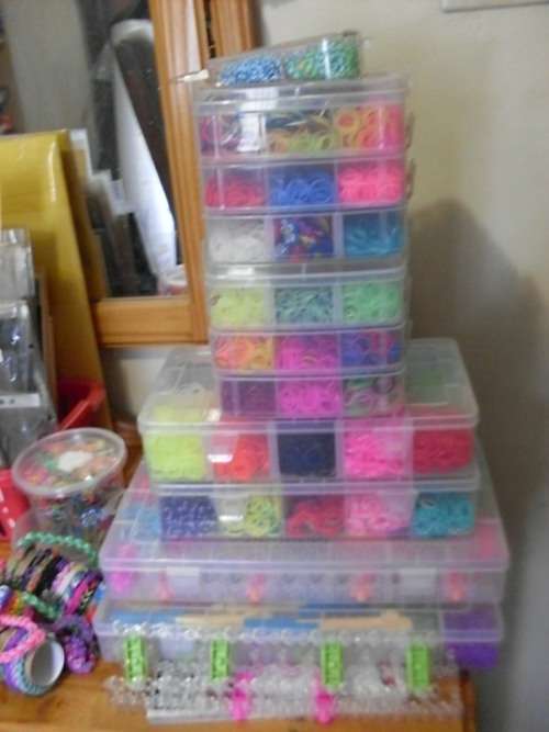 A HUGE COLLECTION OF MIXED COLOURS LOOM BANDS ...TOOLS.... S CLIPS ETC ETC