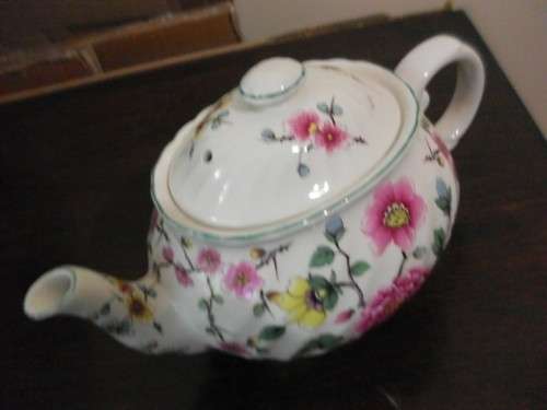 BEAUTIFUL OLD FOLEY VINTAGE TEAPOT....CHINESE ROSE PATTERN