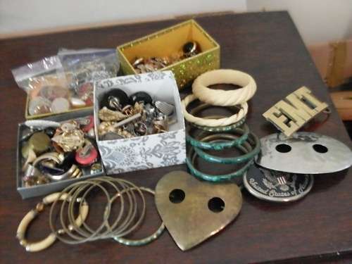 A JOBLOT OF BEAUTIFUL VINTAGE EARINGS/RINGS /PENDANTS/BROOCHES/BANGLES