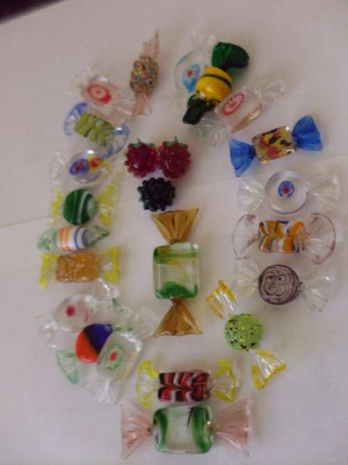 A BEAUTIFUL COLLECTION OF MURANO MULTICOLOUR GLASS SWEETS