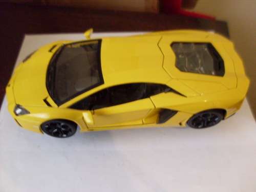DIE CAST BBURAGO YELLOW LAMBORGHINI AVENTADOR ON STAND 1:18 SCALE