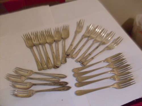 A COLLECTION OF EPNS CAKE FORKS