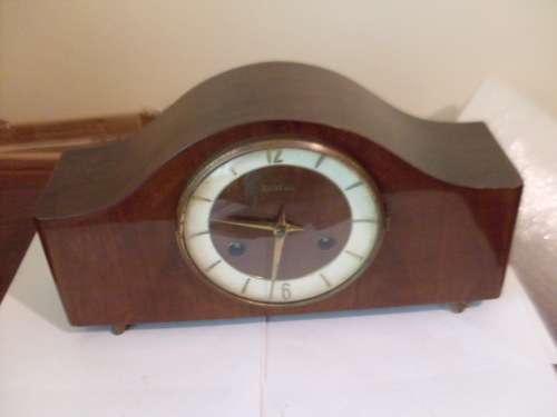 PRETTY VINTAGE MANTLE CLOCK