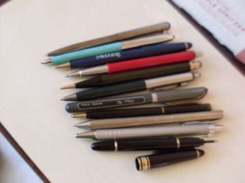 A COLLECTION OF PENS/PENCIL