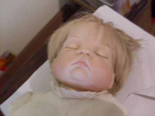 BEAUTIFUL SLEEPING PORCELAIN DOLL....47 CM