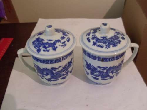 2 BLUE AND WHITE ORIENTAL DRAGON DESIGN CUPS WITH TOPS TO KEEP BEVERAGE WARM