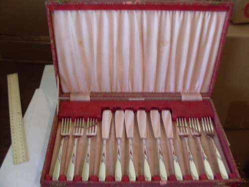 BOXED SET OF BEAUTIFUL ANGORA SP CO & LTD EPNS 6 FISH KNIVES AND 6 FORKS