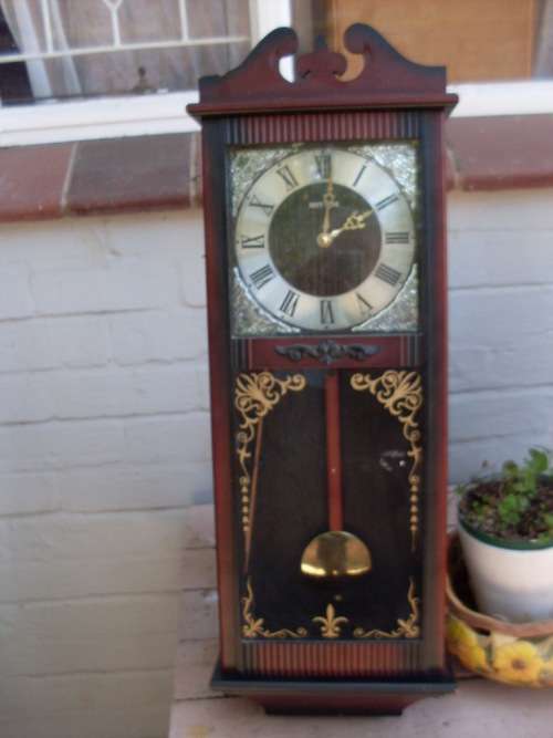 BEAUTIFUL CASE WALL CLOCK (QUARTZ)......WORKING