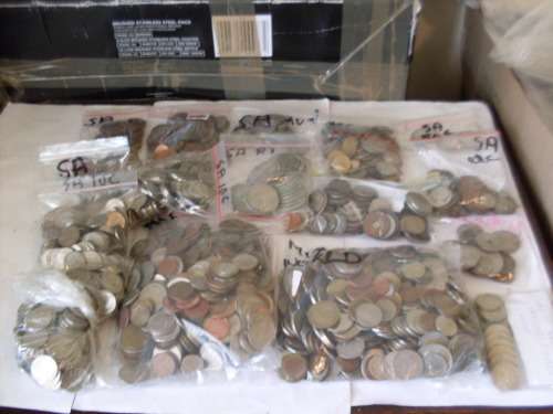 HERE A HUGE JOBLOT OF SOUTH AFRICA/GREAT BRITAIN AND MANY MIXED WORLD COINS....8.4 KG