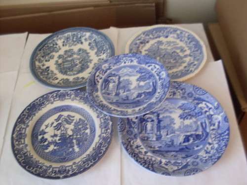5 VARIOUS VINTAGE BLUE AND WHITE SAUCER/SIDEPLATES