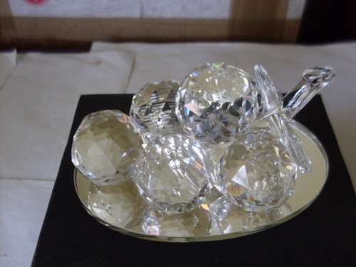 STUNNING BOXED BEAUTIFUL BUNCH OF CRYSTAL GRAPES ON A MIRROR