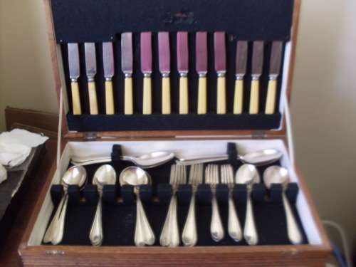 VINTAGE WOODEN CANTEEN WITH 40 PIECES OF CUTLERY
