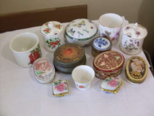 SOME  VINTAGE TINS AND TRINKET BOXES/JARS/CONTAINERS