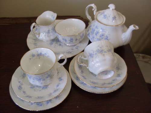 BEAUTIFUL  PARAGON TEA FOR 2  TEASET.....PETIT FLEURS PATTERN...11 PIECES