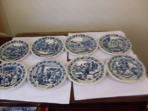 A COLLECTION OF 8 DUTCH DELFT BLUE AND WHITE WALL PLATES....16 CM X 16 CM EACH