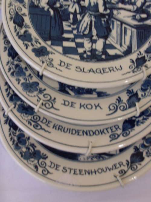 A COLLECTION OF 8 DUTCH DELFT BLUE AND WHITE WALL PLATES....16 CM X 16 CM EACH