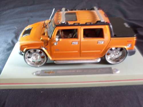 MAISTO....HUMMER H2 PLAYERS LUXURY DIE CAST COLLECTION CAR 1:18 SCALE