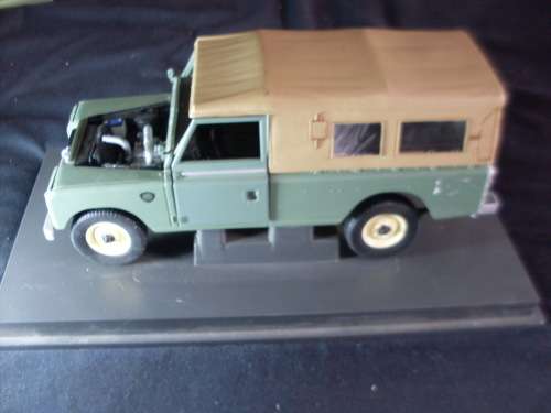 REVELL METAL....LANDROVER DIE CAST VEHICLE 1:18 SCALE