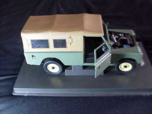 REVELL METAL....LANDROVER DIE CAST VEHICLE 1:18 SCALE