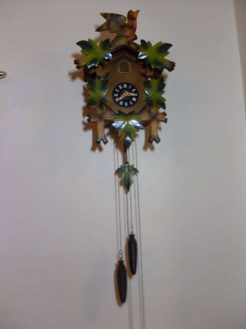 BEAUTIFUL COLOURED WOODEN CUCKOO CLOCK....WORKING...DAMAGE FREE