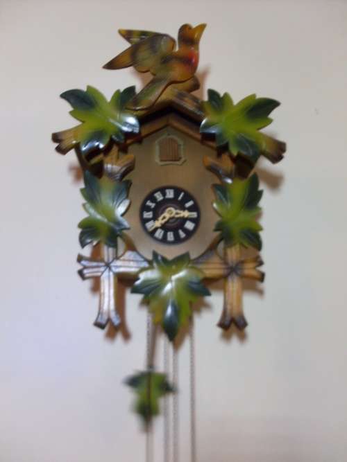 BEAUTIFUL COLOURED WOODEN CUCKOO CLOCK....WORKING...DAMAGE FREE