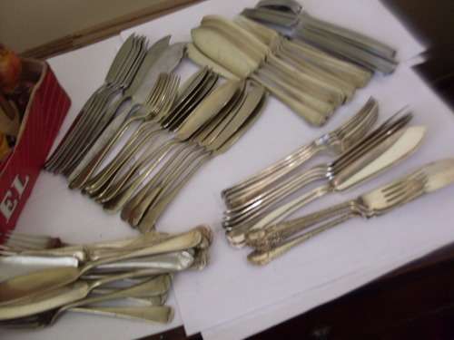 SALE TIME....A JOBLOT OF EPNS S/S N/S FISH KNIVES + FORKS..SEE PICS