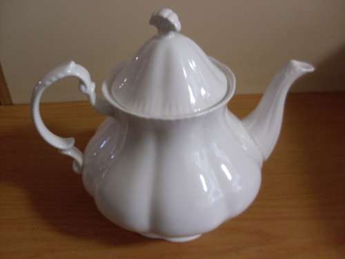 STUNNING PARAGON WHITE HARMONY DESIGN TEAPOT AND LID