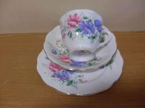 SO LOVELY....ROYAL ALBERT TRIO....FRIENDSHIP SERIES SWEET PEA  PATTERN