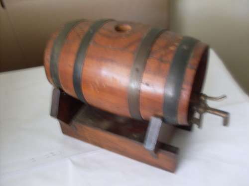 AN OLD VINTAGE WOODEN/BRASS BARREL ON STAND