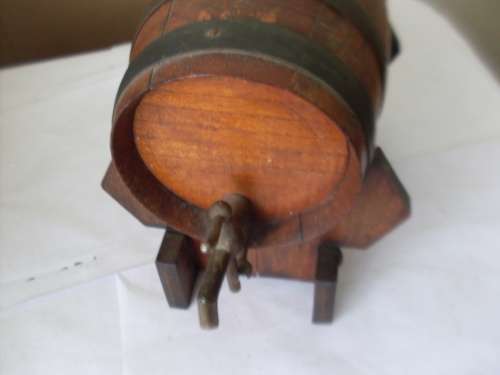 AN OLD VINTAGE WOODEN/BRASS BARREL ON STAND