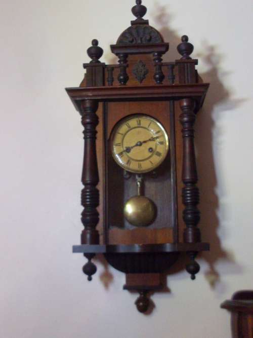 STUNNING VINTAGE JUNGHANS WALL CLOCK WITH BEAUTIFUL DECORATIVE PIECES...WORKING