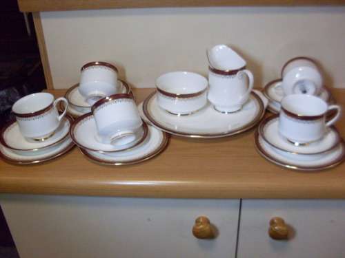 PRETTY PART TEASET...PARAGON HOLYROOD PATTERN...18 PIECES