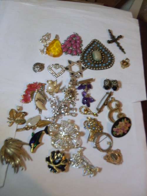 A COLLECTION OF VINTAGE BROOCHES AND SOME PRETTY PENDANTS ....SEE PICS