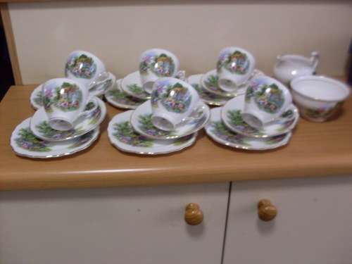 LOVELY VINTAGE COUNTRY COTTAGE SCENE ROYAL VALE PART TEASET...21 PIECES