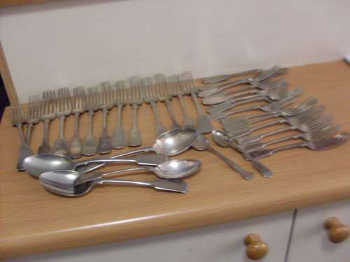 33 PIECES OF VINTAGE FIDDLE PATTERN CUTLERY