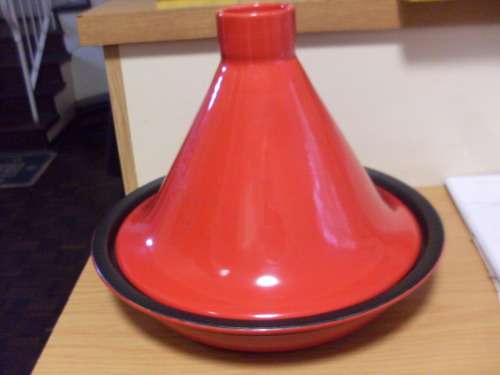 SALE....MAXWELL AND WILLIAMS MICROSTOVEN ( STONEWEAR )RED /BLACK...NEW...