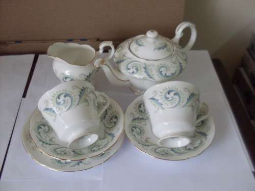 SO SWEET....TEA FOR 2 ...ROYAL STANDARD TEASET....GARLAND PATTERN