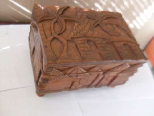 HAND CARVED WOODEN CAMPHER BOX AND COMPLETE SET OF CARVED CHESS PIECES