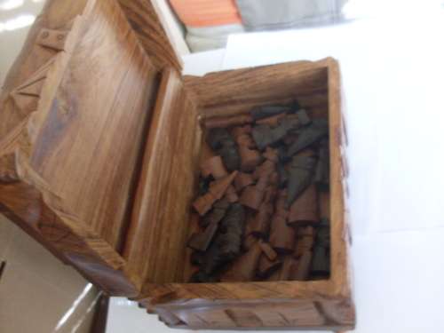 HAND CARVED WOODEN CAMPHER BOX AND COMPLETE SET OF CARVED CHESS PIECES