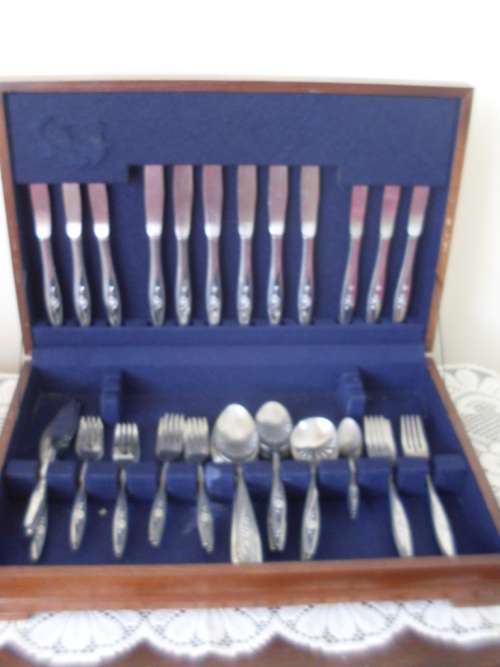 VINTAGE CUTLERY BOX WITH 60 PIECE ONEIDA DELUXE STAINLESS STEEL CUTLERY SET