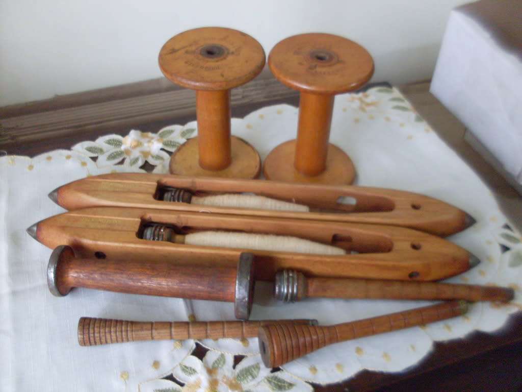 VINTAGE PILKINGTON(ENGLAND ) CIRCA 1932 WEAVING WOODEN WEAVING SHUTTLES WITH METAL TIPS ETC