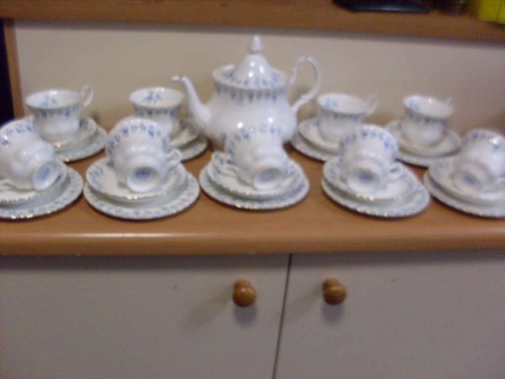 ROYAL ALBERT MEMORY LANE 29 PIECE TEASET....DAMAGE FREE