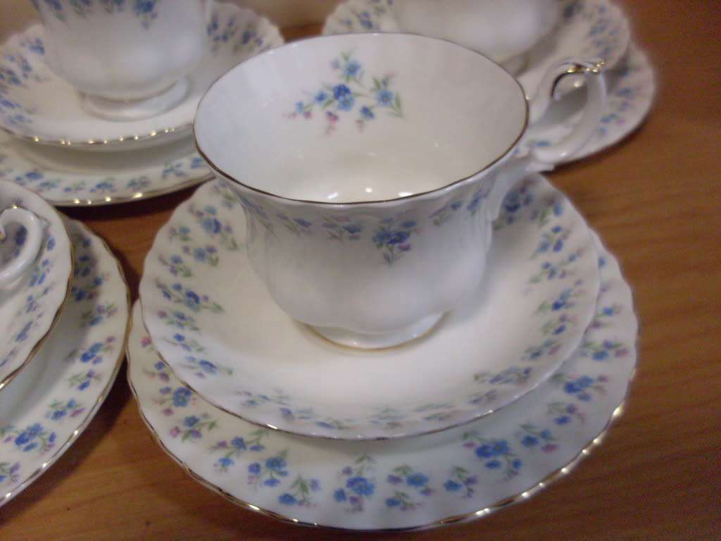 ROYAL ALBERT MEMORY LANE 29 PIECE TEASET....DAMAGE FREE